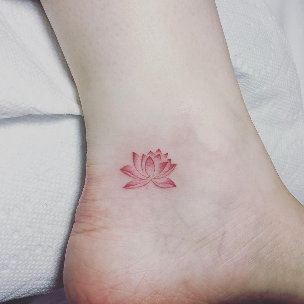 Hình xăm hoa sen mini ở chân